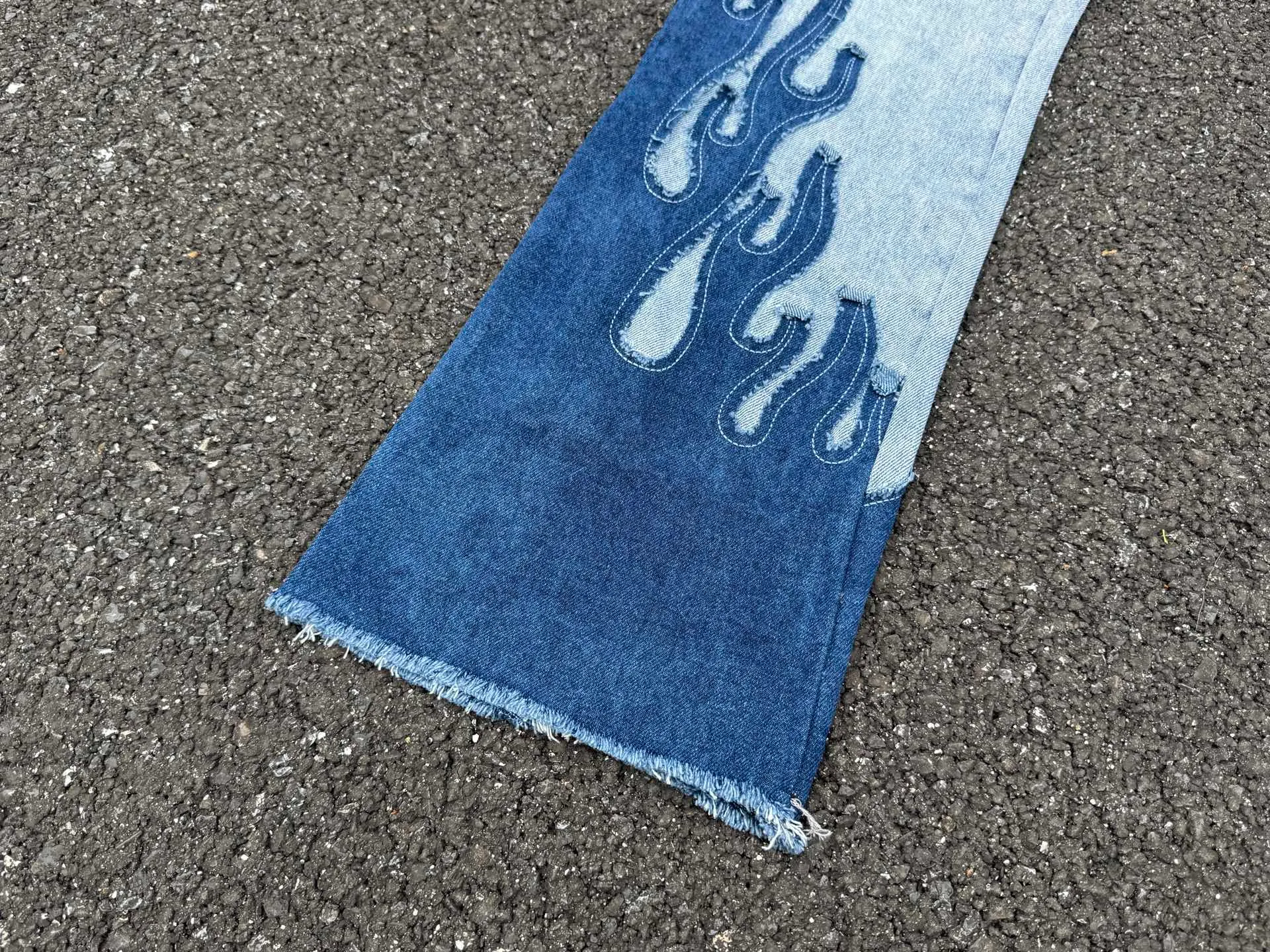 P260💰G88 GALLERY DEPT. Denim splicing flame🔥flare pants washed distressed splicing jeans GALLERY is attracted by these bell-bottom pants. Whether it is a reset of Carhartt or Levis, it has created a strong brand style. Since these pants are modified from rare vintage, the production capacity is limited. Therefore, after many icons wore them, these pants were once hard to find. Later, perhaps due to the improvement of GD's business in the past two years and the expansion of production lines, the brand itself lowered the price, so I can't wait any longer for these pants this year and will definitely buy them. During the process of the denim washing plant, the owner of the washing plant helped introduce a boss who had worked for Levi's foundry and started his own business. This also paved the way for the following styles. Therefore, Levi's remodeled single product for the base plate is really familiar. Whether it is the fabrics supplied or the lathes used in production, there is nothing to choose from. -Color: blue -Size: S-XXL (corresponding to 28-36)